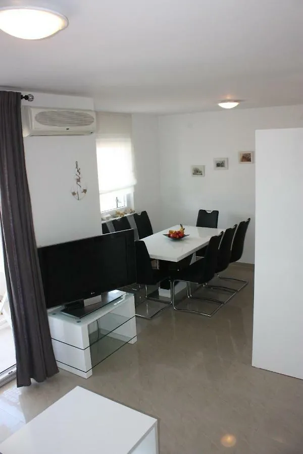 Apartment Natalia Pag باغ